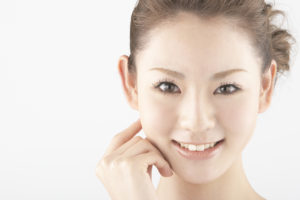 歯のマニキュアのデメリットを歯科医院での施術・市販品に分けて紹介